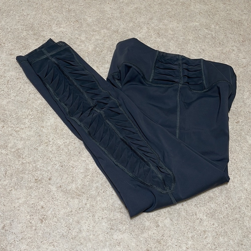 VICTORIA SPORT TOTAL KNOCKOUT SHORT GRAY LASER CUT CAPRI LENGTH LEGGINGS - Picture 3 of 11